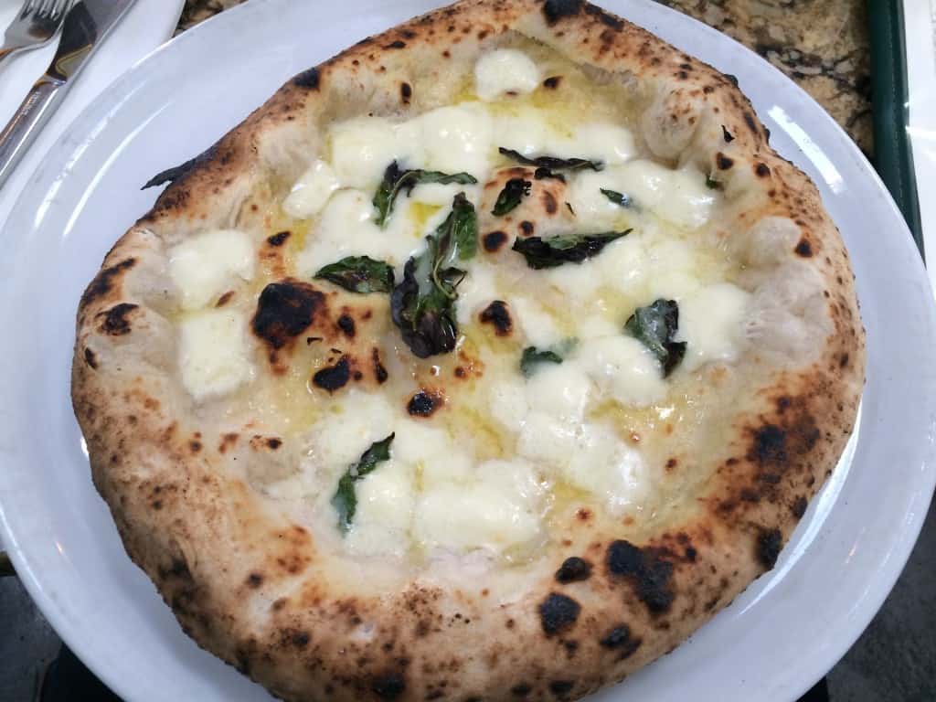 una pizza napoletana