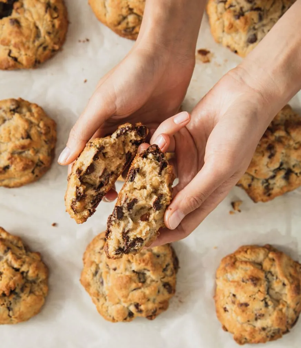 levain-bakery-signature-cookie-chocolate-chip-walnut